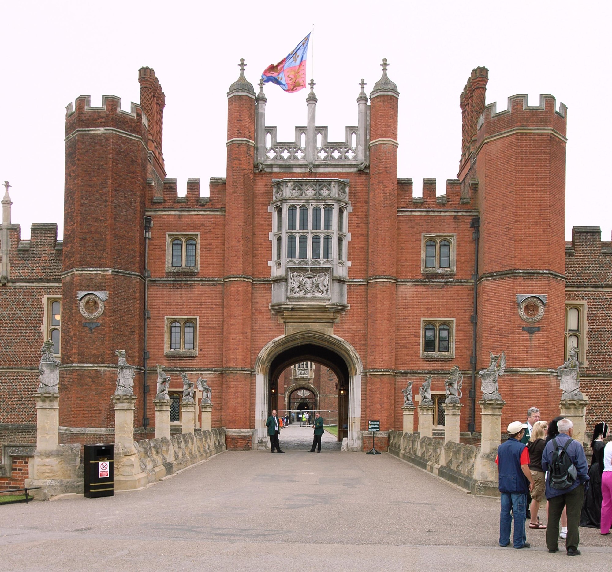 hampton_court_great_gatehouse